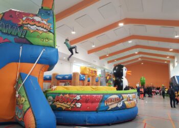 Los niños de Villares comienzan el año jugando y disfrutando en los hinchables de ‘Navireina’ de forma solidaria