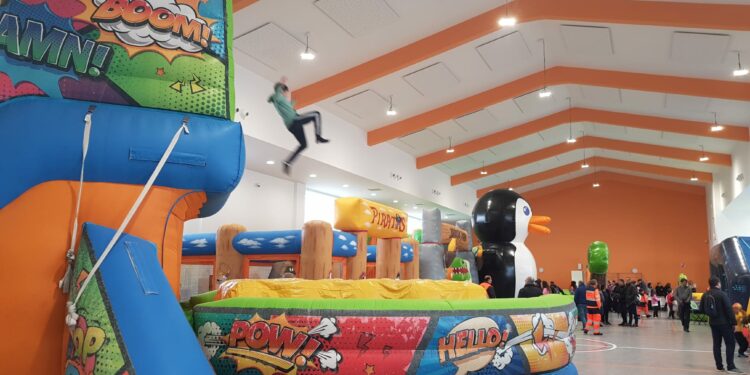 Los niños de Villares comienzan el año jugando y disfrutando en los hinchables de ‘Navireina’ de forma solidaria