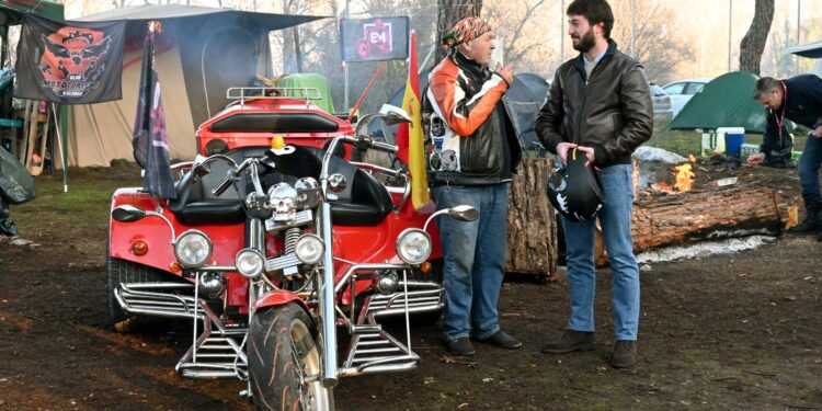 García-Gallardo visita a los participantes en la concentración motera Pingüinos