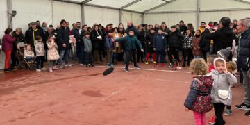 El animado concurso de lanzamiento de boina y la degustación de chorizo a la sidra reúnen a los vecinos para iniciar el fin de semana festivo