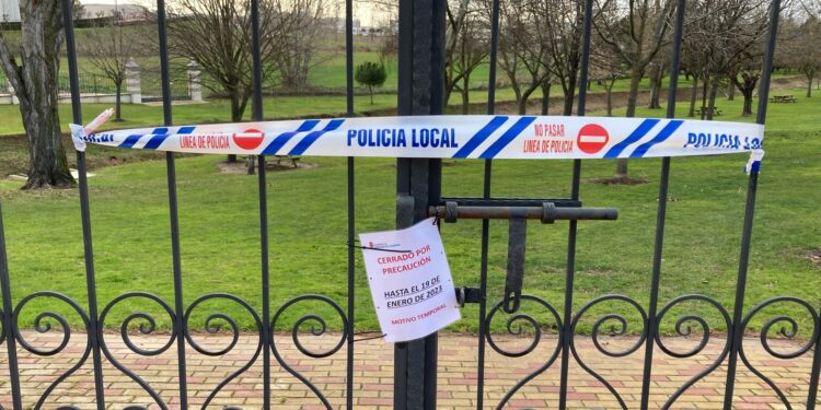 El temporal y las fuertes rachas de viento obligan a cerrar el acceso al Prado de la Vega