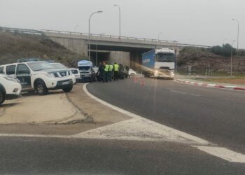 Espectacular control de la Guardia Civil en la rotonda de Buenos Aires