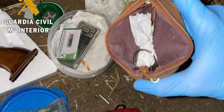 La Guardia Civil detiene en Santiago de la Puebla a un hombre de 35 por tenencia de anfetamina y cocaína