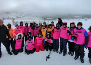 Los escolares de Doñinos disfrutan de los ‘Bautismos Blancos’ en La Covatilla
