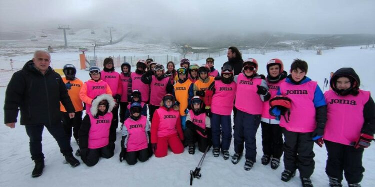 Los escolares de Doñinos disfrutan de los ‘Bautismos Blancos’ en La Covatilla