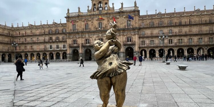 ‘El conejo de la suerte’ del artista Xu Hongfei llega a Salamanca para celebrar el Año Nuevo Chino