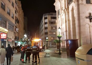 Un incendio en un puesto de castañas en la calle Toro moviliza a los bomberos
