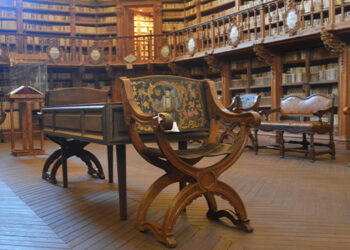 Finaliza la restauración de 15 sillas del siglo XVIII de la Biblioteca General Histórica