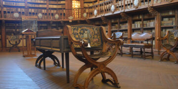 Finaliza la restauración de 15 sillas del siglo XVIII de la Biblioteca General Histórica