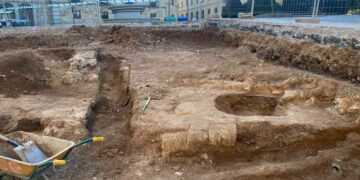Las obras de mejora del pavimento descubren restos arqueológicos en la Plazuela de San Bartolomé