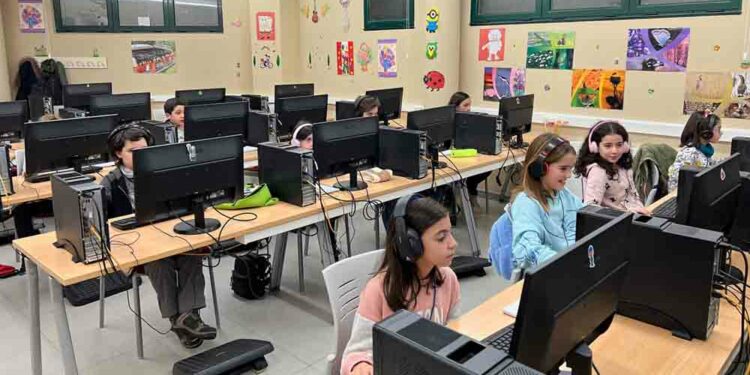 Una veintena de niños participan en los talleres de apoyo escolar organizados por el Ayuntamiento