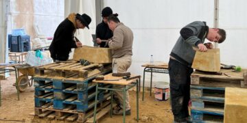 Los estudiantes franceses de ‘Les Compagnons du Devoir’ vuelven a Villamayor para concluir la creación de la bóveda elíptica del siglo XVIII