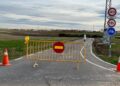 El camino de la Barrera, cortado al tráfico por las obras de instalación de alumbrado público