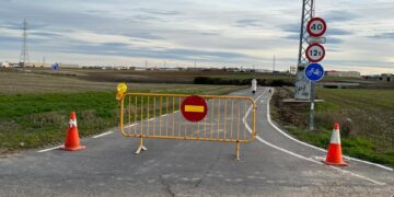 El camino de la Barrera, cortado al tráfico por las obras de instalación de alumbrado público