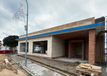 El Ayuntamiento concede una prórroga de tres meses para concluir las obras del edificio de cafetería y vasos de las piscinas municipales