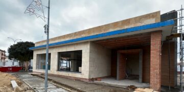 El Ayuntamiento concede una prórroga de tres meses para concluir las obras del edificio de cafetería y vasos de las piscinas municipales