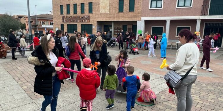 Juegos, música y animación en la Feria de Carnaval de CiberCarba