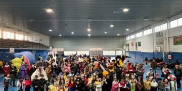 Los vecinos de Villamayor se vuelcan con el pasacalles y las actividades de Carnaval