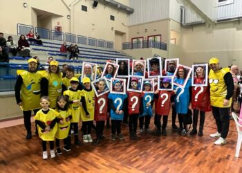 Personajes y disfraces variados se pasean por el colorido Carnaval de Villares