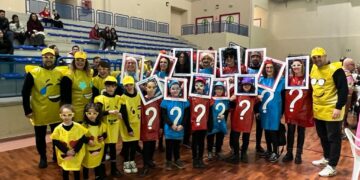 Personajes y disfraces variados se pasean por el colorido Carnaval de Villares