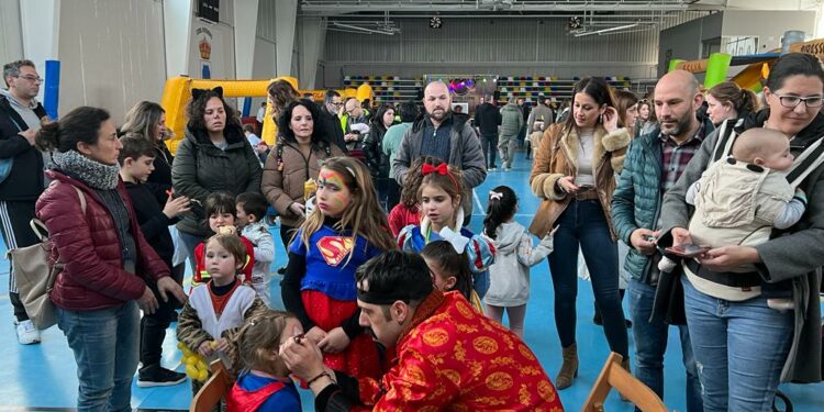 La diversión se apodera de Alteatejada con cientos de niños y papás celebrando el Carnaval