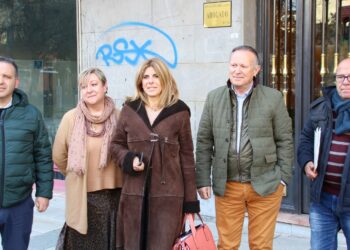 Chabela de la Torre presenta 150 avales, los «suficientes para que no tumben» su candidatura a la presidencia provincial del PP