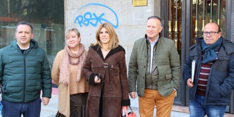 Chabela de la Torre presenta 150 avales, los «suficientes para que no tumben» su candidatura a la presidencia provincial del PP