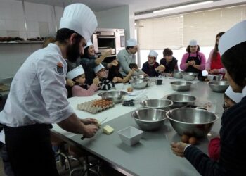 La colaboración entre la Escuela de Hostelería de Santa Marta y la ONCE permite que una quincena de niños con discapacidad visual y ceguera aprendan a cocinar