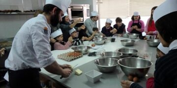 La colaboración entre la Escuela de Hostelería de Santa Marta y la ONCE permite que una quincena de niños con discapacidad visual y ceguera aprendan a cocinar