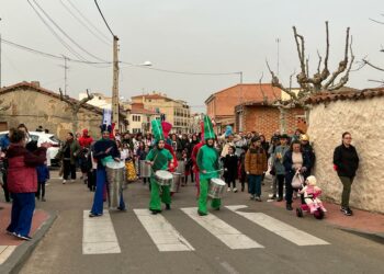 Los ritmos y los sonidos del pasacalles marcan el lunes de Carnaval en Castellanos