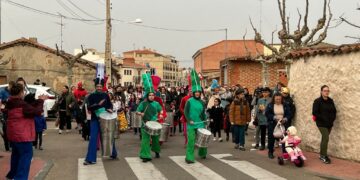 Los ritmos y los sonidos del pasacalles marcan el lunes de Carnaval en Castellanos