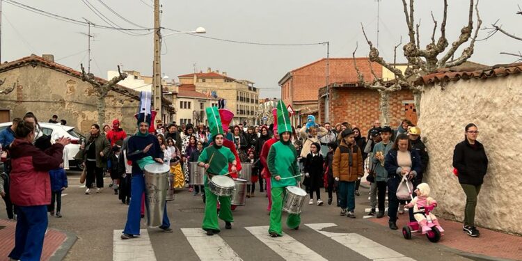 Los ritmos y los sonidos del pasacalles marcan el lunes de Carnaval en Castellanos