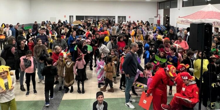 Los vecinos de Doñinos abarrotan el Centro Polivalente para vivir el Carnaval