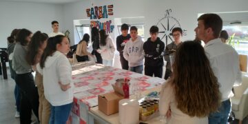 Cócteles con zumo de frutas para celebrar el día del ‘Barman’ en el Área Joven