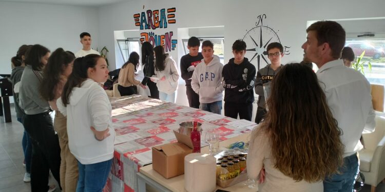 Cócteles con zumo de frutas para celebrar el día del ‘Barman’ en el Área Joven