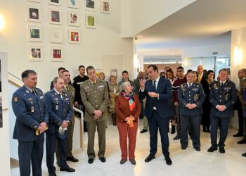 El alcalde junto al resto de autoridades en la visita a la exposción de la UME.