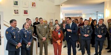 El alcalde junto al resto de autoridades en la visita a la exposción de la UME.