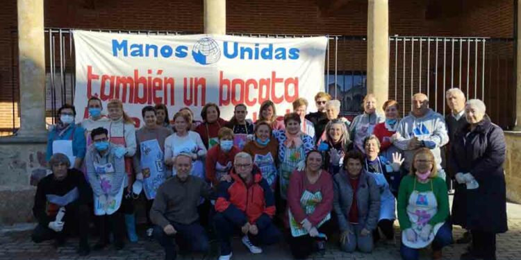 Más de 50 voluntarios han colaborado con la 'Operación Bocata'.