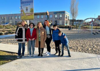 La alcaldesa infantil, Elena Rodríguez, inaugura el parque infantil ‘Niños de Infancia’