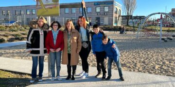 La alcaldesa infantil, Elena Rodríguez, inaugura el parque infantil ‘Niños de Infancia’