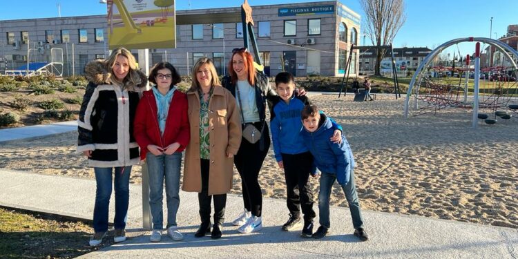 La alcaldesa infantil, Elena Rodríguez, inaugura el parque infantil ‘Niños de Infancia’