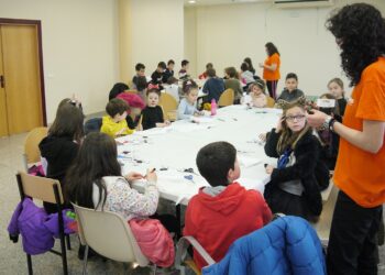 Los vecinos de Carbajosa preparan su disfraz de pirata y las máscaras para lucir mañana en la fiesta del Martes de Carnaval