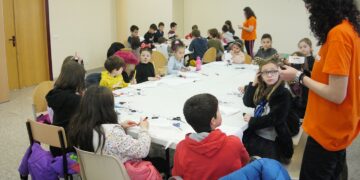 Los vecinos de Carbajosa preparan su disfraz de pirata y las máscaras para lucir mañana en la fiesta del Martes de Carnaval