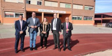 Eloy Ruíz, David Mingo, Lourdes Sánchez, José Miguel Sáez y Ángel Morín durante la visita a las instalaciones del CEIP Miguel Hernández.