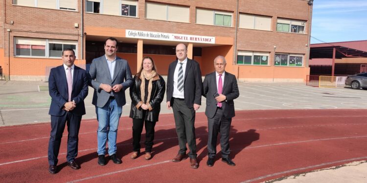 Eloy Ruíz, David Mingo, Lourdes Sánchez, José Miguel Sáez y Ángel Morín durante la visita a las instalaciones del CEIP Miguel Hernández.