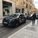 Agentes de la Policía Nacional y funcionarios atienden a un hombre que se desmayó cuando renovaba el DNI