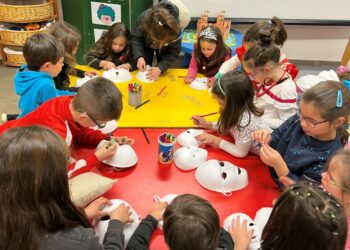 Los niños de Aldeatejada preparan sus máscaras para la fiesta de Carnaval