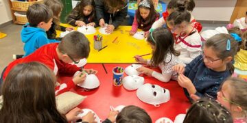 Los niños de Aldeatejada preparan sus máscaras para la fiesta de Carnaval