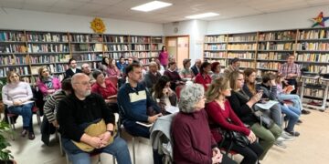 Berta Pallares y Ana Mª Paz Battaner ensalzan las historias que encierran los libros en el XX Aniversario de la Biblioteca Municipal