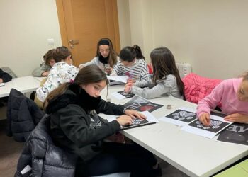 Los niños de Cabrerizos aprenden de forma divertida la nueva técnica artística del Push Pin Art en ‘Acércate para sentirlo’